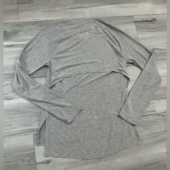 UNDER ARMOUR Long Sleeve Heather Gray Yoga Top Soft Vented Back Women’s Size XS - Picture 2 of 7